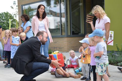 Mit künftigen Wählern auf Augenhöhe: Kultusminister Christian Piwarz ließ es sich nicht nehmen, persönlich zur Eröffnung der neuen Krippe am Trachenberger Platz zu erscheinen. Im Gepäck, wie es sich gehört, ein Präsent für die Kleinen. Foto: Möller