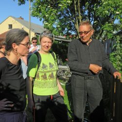 Christiane Mennicke-Schwarz und Nana Petzet ließen sich von Sven-Karsten Kaiser schon mal »ihren« Garten zeigen. Foto: Pohl