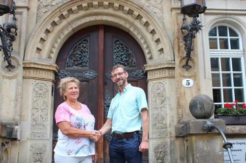 Abschied und Willkommen. Die bisherige Stadtbezirksamtsleiterin Sylvia Günther begrüßt ihren Nachfolger Christian Barth. Foto: Pohl