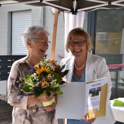 Ein Strauß Blumen und ein Reisegutschein für Marianne Dietze. Rechts Katharinenhof-Geschäftsführerin Annett Pohler. Foto: Möller