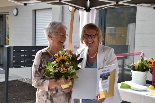 Ein Strauß Blumen und ein Reisegutschein für Marianne Dietze. Rechts Katharinenhof-Geschäftsführerin Annett Pohler. Foto: Möller