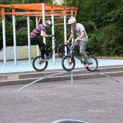 Geschicklichkeit und fahrerisches Können wird den BMX-Fahrern auf der neuen Skateranlage in Prohlis-Nord abverlangt. Künftig sollen hier Kurse für Skateboarder angeboten werden. Einfache Elemente wecken bei Anfängern den Mut, die Sportart auszuprobieren. Foto: Trache