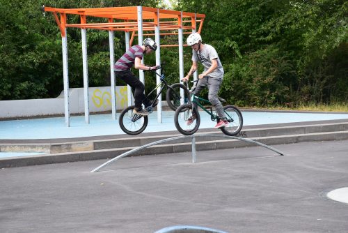 Geschicklichkeit und fahrerisches Können wird den BMX-Fahrern auf der neuen Skateranlage in Prohlis-Nord abverlangt. Künftig sollen hier Kurse für Skateboarder angeboten werden. Einfache Elemente wecken bei Anfängern den Mut, die Sportart auszuprobieren. Foto: Trache