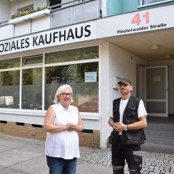 Fachbereichsleiterin Peggy Heinrich mit Projektleiter Jochen Schlesinger vor der neuen Außenstelle des Sozialkaufhauses. Foto: Trache