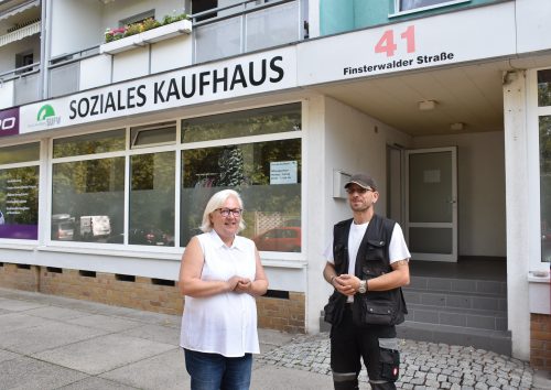 Fachbereichsleiterin Peggy Heinrich mit Projektleiter Jochen Schlesinger vor der neuen Außenstelle des Sozialkaufhauses. Foto: Trache