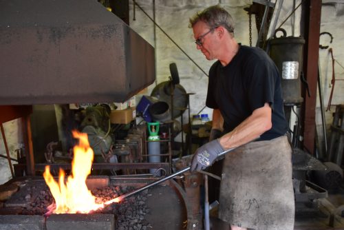 Ziergitter, Beschläge oder auch Klangskulpturen entstehen in der Schmiede von Steffen Hartmann. Foto: Trache