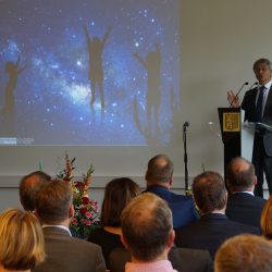 Prof. Hans Müller-Steinhagen, Rektor der Technischen Universität, am 19. August bei seiner Eröffnungsansprache. Kleines Bild: Blick in das sanierte Innere der Schule. Foto: Steffen Dietrich