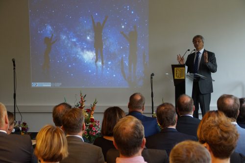 Prof. Hans Müller-Steinhagen, Rektor der Technischen Universität, am 19. August bei seiner Eröffnungsansprache. Kleines Bild: Blick in das sanierte Innere der Schule. Foto: Steffen Dietrich