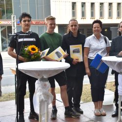 haben allen Grund stolz zu sein: Die Absolventen der Straßenschule erwarben qualifizierte Abschlüsse. Foto: Trache