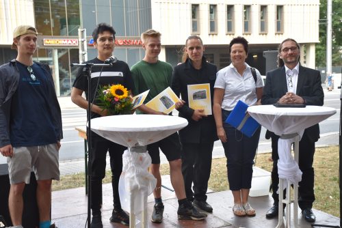 haben allen Grund stolz zu sein: Die Absolventen der Straßenschule erwarben qualifizierte Abschlüsse. Foto: Trache