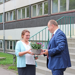 Oberbürgermeister Dirk Hilbert wünscht der Schulleiterin Manja Posselt einen guten Start am LEO. Foto: Pohl