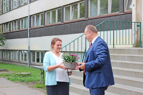 Oberbürgermeister Dirk Hilbert wünscht der Schulleiterin Manja Posselt einen guten Start am LEO. Foto: Pohl