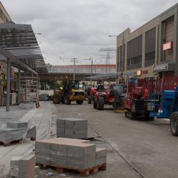 Dicht gereiht stehen die Baufahrzeuge im Bereich der Zentralhaltestelle. Die letzten Arbeiten werden sichtbar hintereinander weg mit Hochdruck erledigt. Foto: Steffen Dietrich