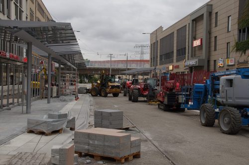 Dicht gereiht stehen die Baufahrzeuge im Bereich der Zentralhaltestelle. Die letzten Arbeiten werden sichtbar hintereinander weg mit Hochdruck erledigt. Foto: Steffen Dietrich