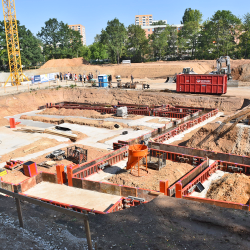 Riesenbaustelle für künftigen Badespaß. Auf dem Gelände des ehemaligen Freibades in Prohlis zeichnen sich bereits die Konturen des neuen Erlebnisbades ab. Foto: Trache