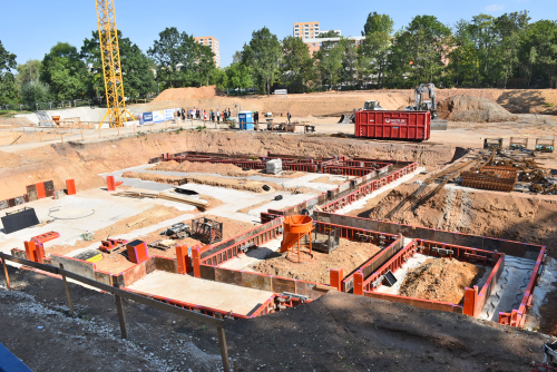 Riesenbaustelle für künftigen Badespaß. Auf dem Gelände des ehemaligen Freibades in Prohlis zeichnen sich bereits die Konturen des neuen Erlebnisbades ab. Foto: Trache