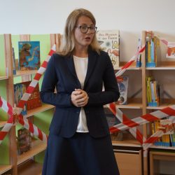 Die Dresdner Kulturbürgermeisterin Annekatrin Klepsch bei der Eröffnung der Schulbibliothek in der Universitätsgrundschule. Foto: Steffen Dietrich
