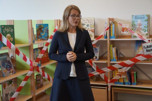 Die Dresdner Kulturbürgermeisterin Annekatrin Klepsch bei der Eröffnung der Schulbibliothek in der Universitätsgrundschule. Foto: Steffen Dietrich