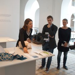 Gwendolin Kremer, Kuratorische Leiterin der Altana Galerie, erläutert bei einer Führung durch die Ausstellung Details der Exponate. Foto: Steffen Dietrich