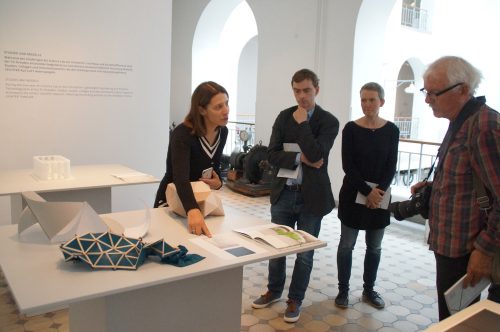 Gwendolin Kremer, Kuratorische Leiterin der Altana Galerie, erläutert bei einer Führung durch die Ausstellung Details der Exponate. Foto: Steffen Dietrich