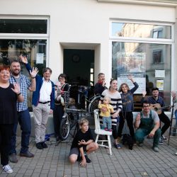 Ein guter Grund für beste Laune! Mitglieder der Plauener Nachbarschaftsinitiative vor ihrem neu eröffneten Stadtteilladen ZWICKmühle. Foto: Gemeinsam in Dresden Plauen e. V.