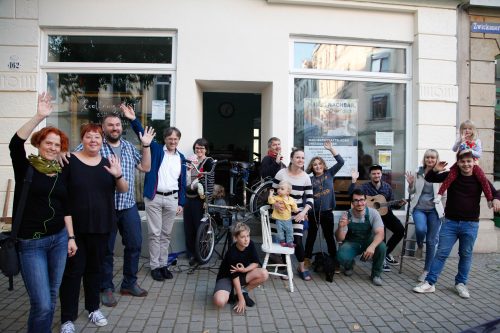 Ein guter Grund für beste Laune! Mitglieder der Plauener Nachbarschaftsinitiative vor ihrem neu eröffneten Stadtteilladen ZWICKmühle. Foto: Gemeinsam in Dresden Plauen e. V.