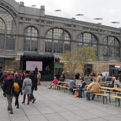 Viele Reisende nahmen sich bereits beim »Warm up« des »Festes der Freiheit« vor der kleinen Bühne am Wiener Platz einfach mal die Zeit, bei einem Bier und gebratenen Speisen verweilend, der kostenlosen Livemusik zu lauschen. Ab 15 Uhr gab es Musik in der Kuppelhalle im Hauptbahnhof. Am Abend fand dann ein »Ost-Rock meets Classic«-Konzert statt. Foto: Sd