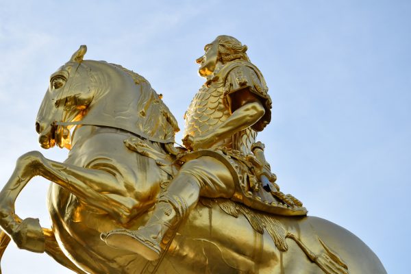 Einige monate musste August ohne sein Schwert auskommen. Restaurator Harald Straßburger von der Firma Fuchs & Gierke (Bild unten) reparierte das gute Stück und brachte es an seinen angestammten Platz zurück. Foto: Möller