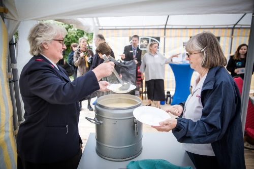 Zum Charity Lunch teilte Rosemarie Scharf, die Leiterin der Einrichtung der Heilsarmee in Dresden, Suppe an die Gäste aus. Foto: Sven Ellger