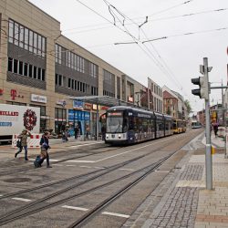 Straßenbahnen und Busse können die neue Zentralhaltestelle Kesselsdorfer Straße nutzen. Der Autoverkehr wird über andere Straßen geführt. Foto: Steffen Dietrich