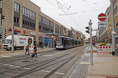 Straßenbahnen und Busse können die neue Zentralhaltestelle Kesselsdorfer Straße nutzen. Der Autoverkehr wird über andere Straßen geführt. Foto: Steffen Dietrich