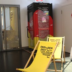 Eine »alte Telefonzelle« steht bis Ende des Jahres im Deutschen Hygienemuseum. Foto: Pohl