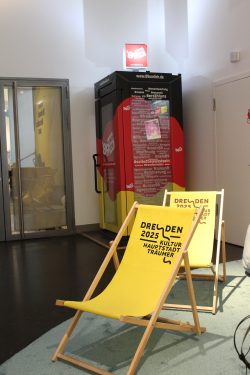 Eine »alte Telefonzelle« steht bis Ende des Jahres im Deutschen Hygienemuseum. Foto: Pohl