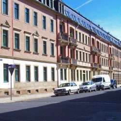Wohnhäuser und parkende Autos prägen heute das Bild der Wöhlerstraße. Foto: Brendler