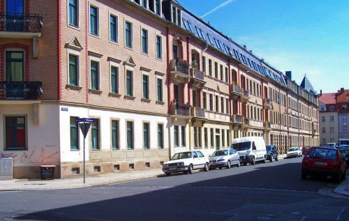 Wohnhäuser und parkende Autos prägen heute das Bild der Wöhlerstraße. Foto: Brendler