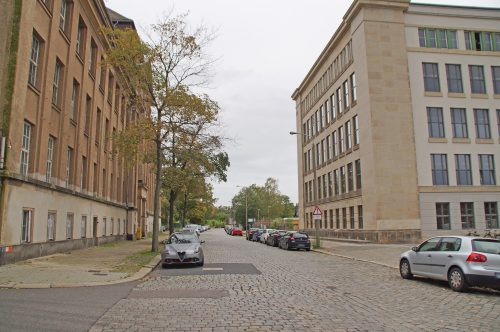 Blick von der Abzweigung Hahnebergstraße in die Zwickauer Straße in Richtung Nossener Brücke. Die Stadt plant einen Ausbau des Straßenabschnittes bis zur Würzburger Straße. Foto: Steffen Dietrich