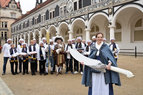 Stollenmädchen Veronika Weber präsentierte zur Saisoneröffnung das historische Messer. Foto: Möller
