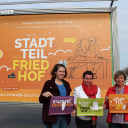 Vertreter des Netzwerks Dresdner Friedhofsverwalter eröffneten am 23. Oktober die Plakat-Kampagne in der Johannstadt: Lara Schink, Heike Hofmann und Ellen Hönl (v. l.) waren vor Ort. Foto: Pohl