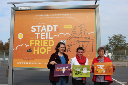 Vertreter des Netzwerks Dresdner Friedhofsverwalter eröffneten am 23. Oktober die Plakat-Kampagne in der Johannstadt: Lara Schink, Heike Hofmann und Ellen Hönl (v. l.) waren vor Ort. Foto: Pohl