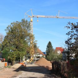 Der Kran steht, die Baugrube wird ausgehoben: Auf dem Grundstück Lugaer Straße 3d, 3e haben die Arbeiten für den Neubau begonnen. Foto: Pohl