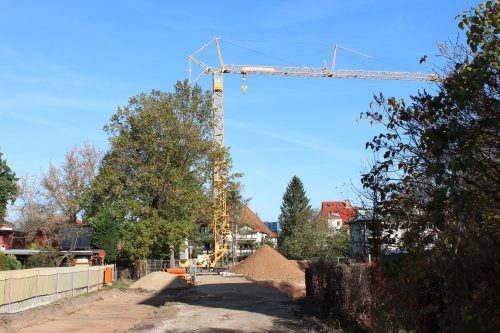 Der Kran steht, die Baugrube wird ausgehoben: Auf dem Grundstück Lugaer Straße 3d, 3e haben die Arbeiten für den Neubau begonnen. Foto: Pohl