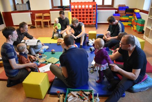 Väter treffen Väter: Sie tauschen sich in einem geschützten Raum aus, vernetzen sich untereinander und bauen Selbsthilfekompetenzen aus.Foto: Trache