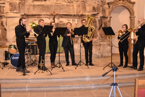 Verzauberten das Publikum: Die Musiker des Bläserensembles Cossebaude, die zusammen mit den Schülerinnen und Schülern des Chores der 4. Grundschule am Rosengarten und dem Chor des Romain-Rolland-Gymnasiums sowie vielen anderen Mitwirkenden die Eröffnungsveranstaltung des Neustädter Advents zu einem echten Event machten. Foto: Möller