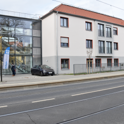 Das neue Wohn- und Pflegezentrum an der Bernhardstraße. Für die Pflege sind im Haus neue, moderne Einrichtungen vorhanden. Foto: Möller