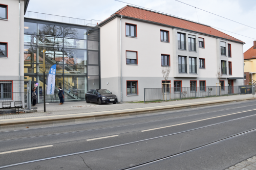 Das neue Wohn- und Pflegezentrum an der Bernhardstraße. Für die Pflege sind im Haus neue, moderne Einrichtungen vorhanden. Foto: Möller