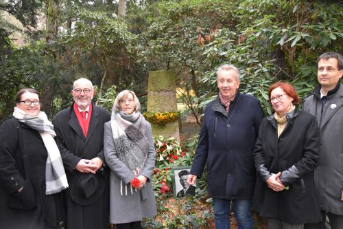 Unter den Gästen der Gedenkveranstaltung Enkel Frank Buck (2. v. l.), die Laudatio hielt Benedikt Dyrlich (3. v. r.). Foto: Möller
