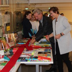 Prof. Dr. FleMming und Schulleiterin Dr. Renate Kühnel zerschneiden die rote Schleife des »Buchpakets« im Erlweingymnasium. Foto: Pohl