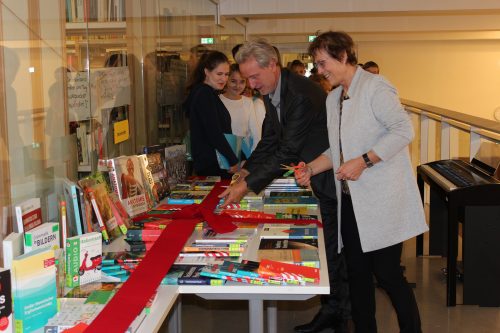 Prof. Dr. FleMming und Schulleiterin Dr. Renate Kühnel zerschneiden die rote Schleife des »Buchpakets« im Erlweingymnasium. Foto: Pohl