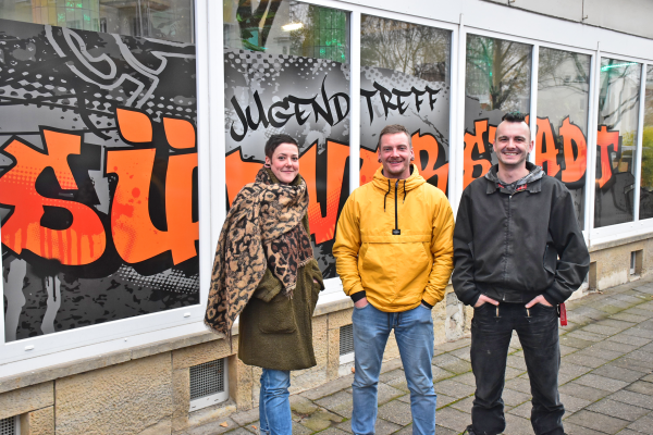 Christin Müller, Sebastian Hering und André Dittrich (v. l.) vor dem Jugendtreff Bernhardstraße 12. Andrea Meyer war leider zum Interviewtermin erkrankt. Foto: Claudia Trache