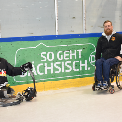 Bernhard Hering (l.) und Christian Pilz, zwei Dresdner Nationalspieler im Paraeishockey. Foto: Claudia Trache